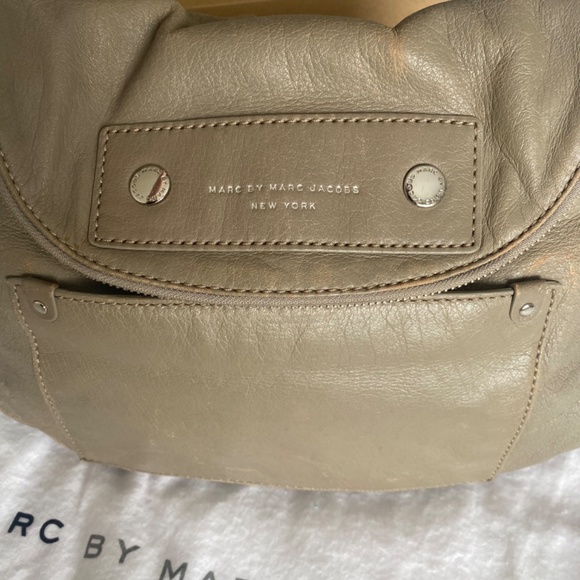 MARC by Marc Jacobs Preppy Natasha Leather Crossbody Taupe Grey Silver Hardware - Picture 5 of 9
